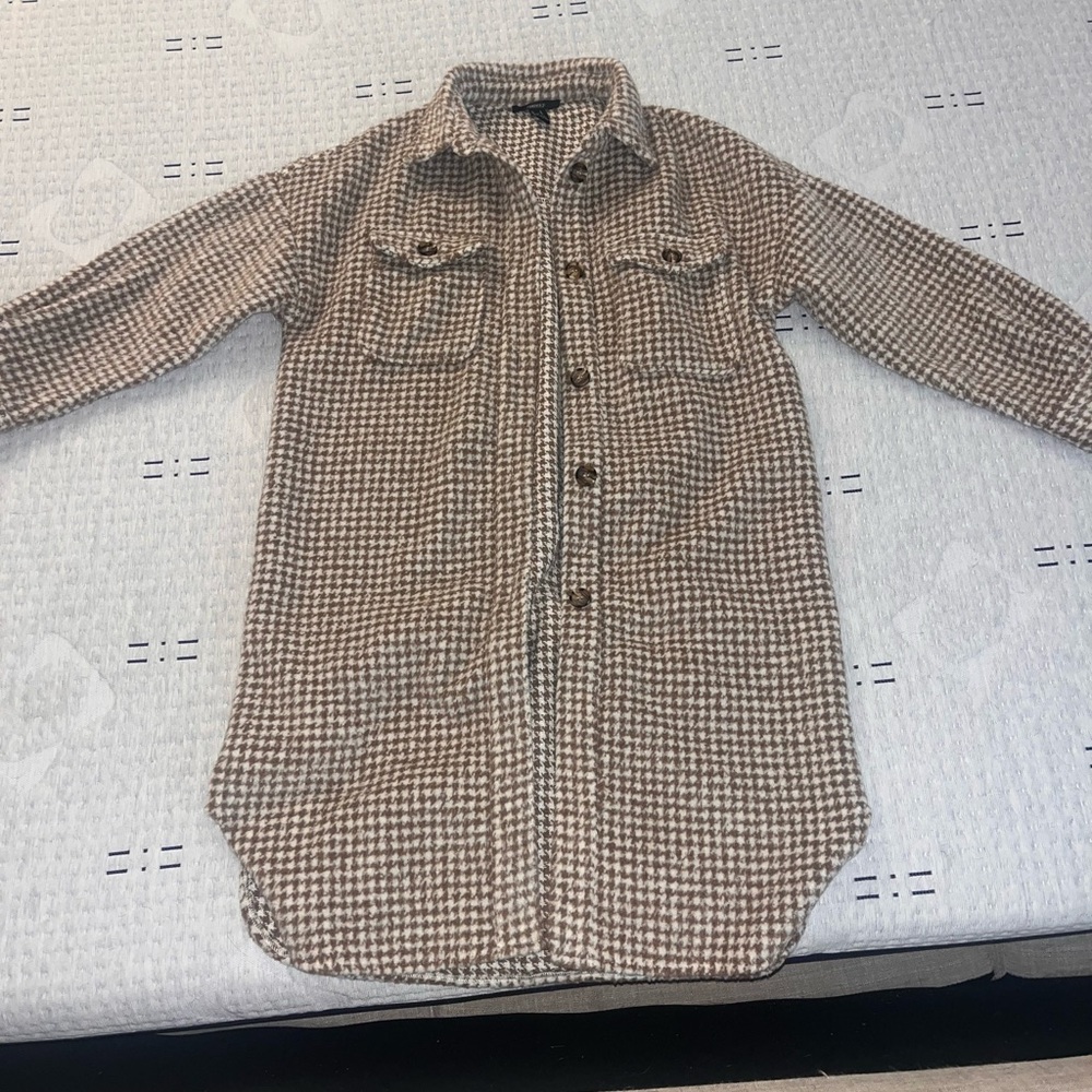 Women’s Forever 21 Brown and White Houndstooth Long Shirt Jacket